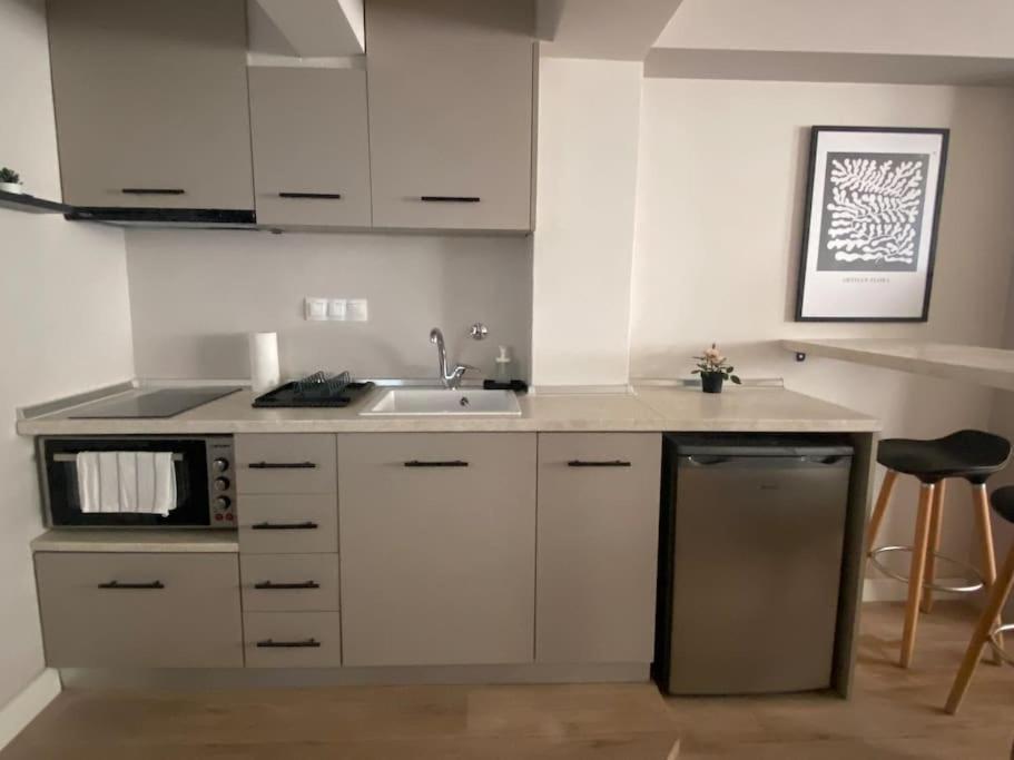 Next To Campus & Hospitals-thessaloniki Apartment *